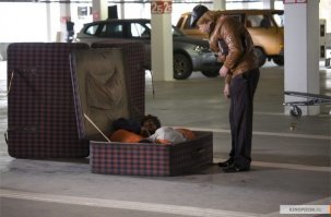 Вы нахрена вдвоём в один чемодан залезли? Придурки! - Защем ругаешься, нащальнике? Вдвоём удобнее лететь. Карты можно играть, тепло.