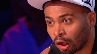 Китайский строитель развлекается в перерыве от работы