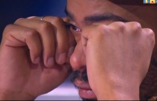 Китайский строитель развлекается в перерыве от работы