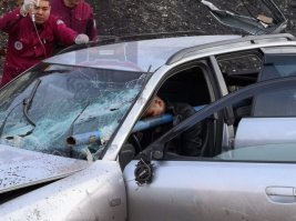 Норильские врачи прооперировали водителя, которого насквозь пронзило трубой после ДТП.
Сообщается, что ДТП произошло в норильском районе Талнах около 7 утра.
По данным ГИБДД, 31-летний водитель Audi A4 не был пристегнут.
Предварительно, он не справился с управлением и врезался в дорожное ограждение из труб. После этого иномарку развернуло, она врезалась в ограждение с другой стороны дороги и слетела в кювет.