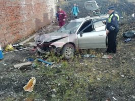 Норильские врачи прооперировали водителя, которого насквозь пронзило трубой после ДТП.
Сообщается, что ДТП произошло в норильском районе Талнах около 7 утра.
По данным ГИБДД, 31-летний водитель Audi A4 не был пристегнут.
Предварительно, он не справился с управлением и врезался в дорожное ограждение из труб. После этого иномарку развернуло, она врезалась в ограждение с другой стороны дороги и слетела в кювет.