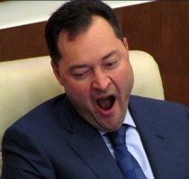 И теперь 7-классница Глацких, имеющая фиктивный аттестат, дипломы МГУ и Финакадемии  зависает  на Сейшелах на  яхт-круизе  с женатым парламентарием, депутатом заксобрания Александр Серебренниковым, членом комиссии по контролю за достоверностью сведений о доходах  

Как же все прогнило в этой системе.