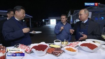 Когда любимое блюдо Путина - каша, подгорела . :)