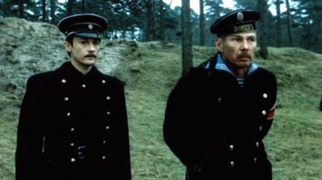 "Покровские ворота" как-то не смог я нормально воспринять. А вот "Моонзунд" когда посмотрел - очень понравилось как Меньшиков сыграл. С тех пор и уважаю как актера, старая школа, этим всё сказано!