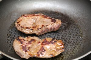 Самая простая пища иногда самая вкусная. Готовить люблю и умею, но частенько, кинуть на сковородку пару кусков мяса с всего-лишь двумя приправами - соль и перец, является именно тем, чего хочется.  А отварная картошечка с селедкой и черным хлебом?  Готов спорить, что 3/4 прочитавших сейчас слюну пустили:)