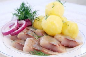 Самая простая пища иногда самая вкусная. Готовить люблю и умею, но частенько, кинуть на сковородку пару кусков мяса с всего-лишь двумя приправами - соль и перец, является именно тем, чего хочется.  А отварная картошечка с селедкой и черным хлебом?  Готов спорить, что 3/4 прочитавших сейчас слюну пустили:)