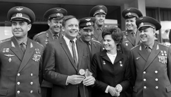 Ныне уже покойный .
Он же на встрече с советскими космонавтами .
Человек исключительной выдержки и хладнокровия , достойный памяти и уважения , хотя вроде как и враг , участвовал в корейской войне и даже был один раз сбит .