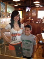 В Hooters клёвые куриные крылышки, обязательно посетите! Ну, это помимо оранжевых жопок официанток!