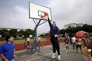 У румынов уже был такой, давно правда, Георг Мурешан, он с трудом передвигался по площадке в начале карьеры, но в НБА ему подтянули физическое развитие и потом он уже даже бегал неплохо. Это к слову про активный спорт. Хотя в НБА он серьезную карьеру так и не сделал, но стал достаточно известным у себя на родине. Может и у этого получится.