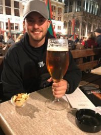 Не инвалид, а работой загружен.

.