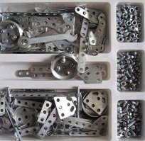 Поколение планшетов и спинеров.
Ребёнка не просто надо занять, чтоб он тупо смотрел чё там родители ему делают. А сам что-то делал руками и развивал мозг. Всё хорошо, пластилин, разукрашки, кубики, конструкторы, чтение, придумывание собственных сказок.. Всё  это стоит недорого, надо просто уделить время растущему потомку, а не спихивать воспитание на гаджеты и невнятные поделки для слабоумных как в статье.
Как говорятся "Худшее что мы можете сделать ребёнку - дать ему планшет".