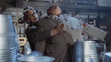 Женщина нашла способ быстро выключить свою кошку