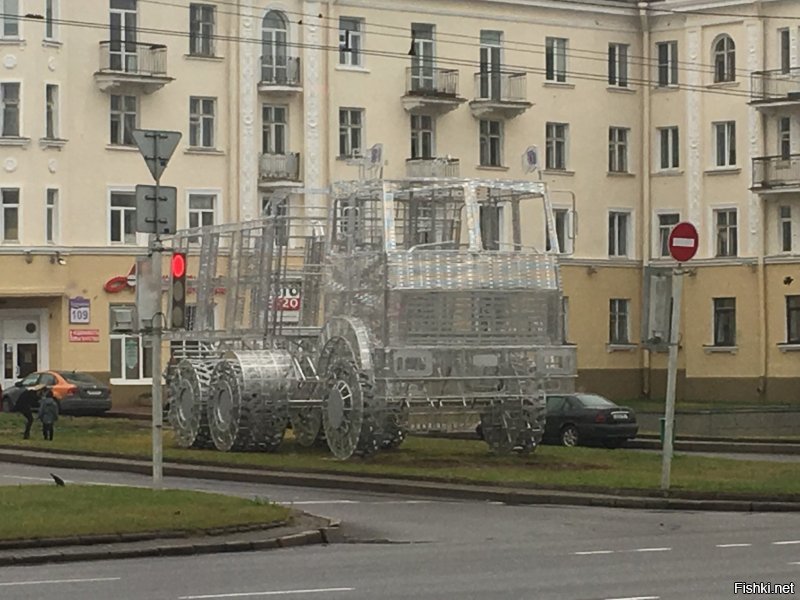 Есть такое, сфоткал проезжая мимо..
Есть и другие в таком же стиле