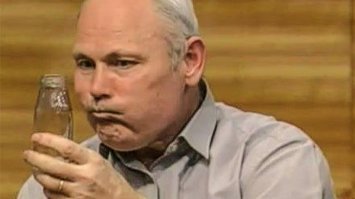 Продавцов, не выполнивших план, в Китае поят мочой и кормят тараканами