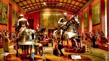 Был там ровно год назад. Текст сильно напомнил ту поездку...
Я снимал квартиру через Airbandb, а не останавливался в отеле. Мне так больше нравится, за цену плохонького номера легко получу полную квартиру (студию, т.е. с одной комнатой) в месте не хуже. Я снимал прямо возле Аточи, в итоге практически везде ходил пешком, мы с женой за 5 дней даже карту с 10 поездками на метро на двоих не использовали.
В Паласио Реаль я не мог оторваться от Армори - коллекции доспехов и оружия. Абсолютно невероятное место. В других местах одни доспехи такого уровня - уже сверх-сокровище, а там их просто немерено, 2 этажа. Короли времен максимального богатства собирали, у них такое хобби было. Жаль, фотографировать там нельзя. И как-то  не нашел действительно хороших фотографий, как будто все снимали тайно...
Я абонементы в музеи приобрел, так что 3 больших захода сделал. Музеи Мадрида - это просто великолепно. Причем Прадо просто идеален по размеру - я посмотрел все, получил настоящее удовольствие, но если бы было больше, то уже было бы многовато. И везде брал аудиотуры, они порой и на русском были (хотя некоторые моменты на русский не переведены, так что слушал английскую версию, испанский у меня на нуле).
А из той поездки в Испанию на первом месте у меня все-таки Барселона... Но и Мадрид был великолепен.