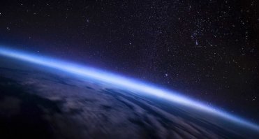 может я чего то не догоняю,он пилот или астронавт?