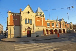 Удивился увидев фотографию. Это здание у выхода станции метро "Чёрная речка", даже ступени станции видно. Там никакого газона и деревьев.Потом дошло. Фильм снят в 1979,станцию открыли в 1982. Раньше всё было. А вот ещё здание из серии "Сокровища Агры", это пожарное депо на Карташихина.