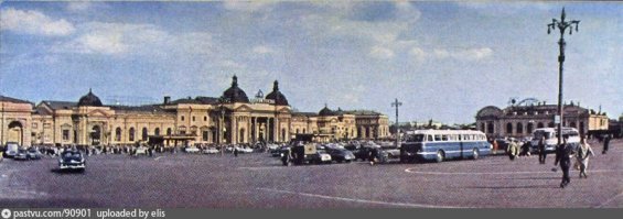 Для меня Москва в детстве начиналась с Курского вокзала, я его помню ещё таким. И торговля возле платформ горьковского направления, пирожки, мороженое, сосиски. Пирожок с мясом 7 копеек, с повидлом - 5.