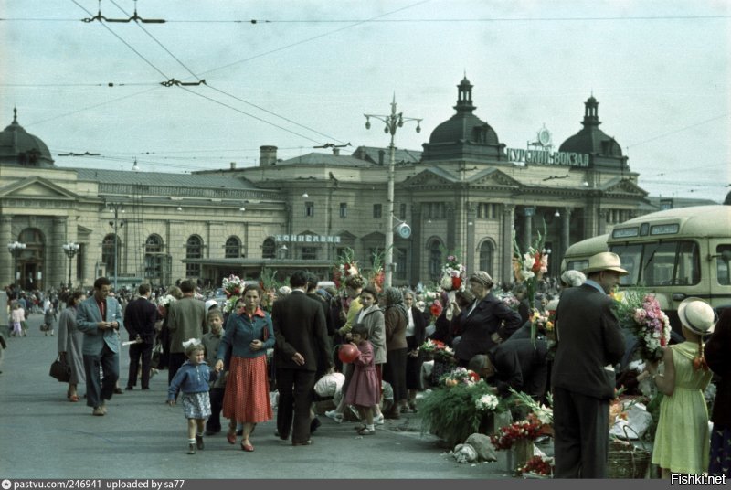 Для меня Москва в детстве начиналась с Курского вокзала, я его помню ещё таким. И торговля возле платформ горьковского направления, пирожки, мороженое, сосиски. Пирожок с мясом 7 копеек, с повидлом - 5.