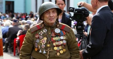 Автор,а нафига ты сюда этого клоуна вставил? Не нашел фото настоящего ветерана? Это фейковый "ветеран",который войны не видел.