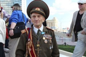 Автор,а нафига ты сюда этого клоуна вставил? Не нашел фото настоящего ветерана? Это фейковый "ветеран",который войны не видел.
