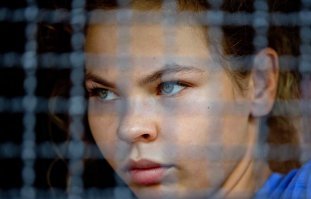 Эффектная стрельба трассирующими пулями по озеру