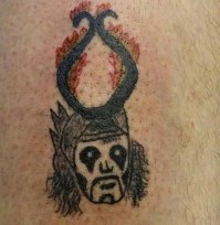 Это кривая тату Артура Брауна. К "металлистам" имеет очень отдалённое отношение, психоделия чистой воды. А вот голос у него уникальный.