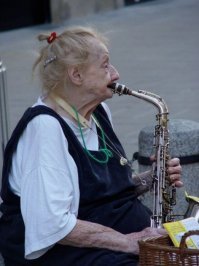 Да, бабушкам, все же безопаснее быть.