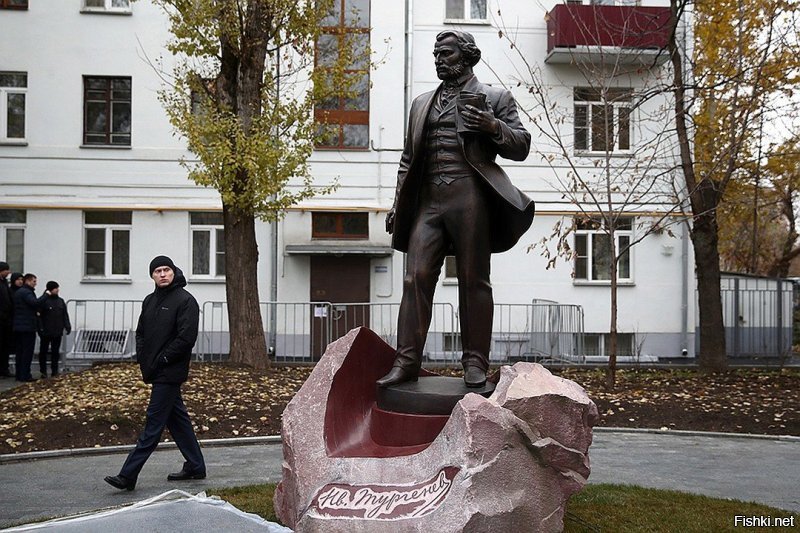 зато в москве всего через 200 первый памятник Тургеневу открыли!