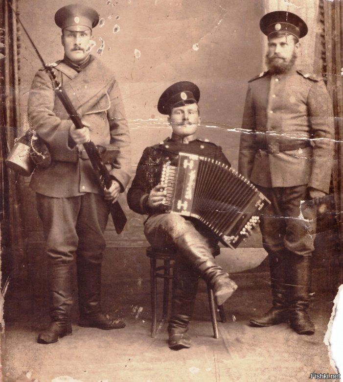 Дома в семейном альбоме у нас хранится вот такая раритетная фотография,сделанная перед началом или во время Первой Мировой войны.Один из трёх воинов мой прадед,Тихонов А.
Во время войны,на одном из фронтов,попал под атаку отравляющими веществами,вследствие чего получил инвалидность и развитие гетерохромии-это когда радужная оболочка глаз разных цветов.За качество фотографии не извиняюсь,так как карточке уже больше ста лет,а лезть с фотошопом рука не подымается.