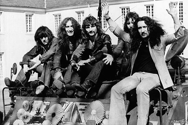Uriah Heep-Британская рок-группа, образовавшаяся в 1969 году в Лондоне, Англия, и заимствовавшая название у персонажа романа Чарльза Диккенса «Дэвид Копперфильд».
(ЮРАЙ ХИПП)