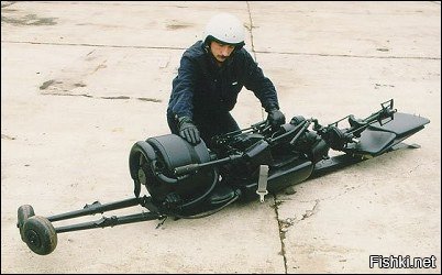 На последней фотографии - вертолёт Ка-56, разработка начала 70-х для ВМФ СССР, с целью эвакуации подводников. В сложенном виде должен помещаться в торпедный аппарат. Раскладывается  за 10 минут. В серию не пошёл из-за недоработок двигателя. Если из современных материалов такой сделать, то будет вещь! 

Технические данные Ка-56:
Экипаж: 1 чел., двигатель: роторно-поршневой ДВС, взлетный вес: 220кг, полезная нагрузка: 110кг, максимальная скорость: 110км/ч, максимальная высота полета: 1700м, дальность полета: 120км.