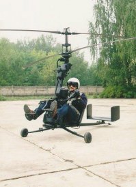 На последней фотографии - вертолёт Ка-56, разработка начала 70-х для ВМФ СССР, с целью эвакуации подводников. В сложенном виде должен помещаться в торпедный аппарат. Раскладывается  за 10 минут. В серию не пошёл из-за недоработок двигателя. Если из современных материалов такой сделать, то будет вещь! 

Технические данные Ка-56:
Экипаж: 1 чел., двигатель: роторно-поршневой ДВС, взлетный вес: 220кг, полезная нагрузка: 110кг, максимальная скорость: 110км/ч, максимальная высота полета: 1700м, дальность полета: 120км.