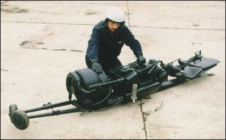 На последней фотографии - вертолёт Ка-56, разработка начала 70-х для ВМФ СССР, с целью эвакуации подводников. В сложенном виде должен помещаться в торпедный аппарат. Раскладывается  за 10 минут. В серию не пошёл из-за недоработок двигателя. Если из современных материалов такой сделать, то будет вещь! 

Технические данные Ка-56:
Экипаж: 1 чел., двигатель: роторно-поршневой ДВС, взлетный вес: 220кг, полезная нагрузка: 110кг, максимальная скорость: 110км/ч, максимальная высота полета: 1700м, дальность полета: 120км.