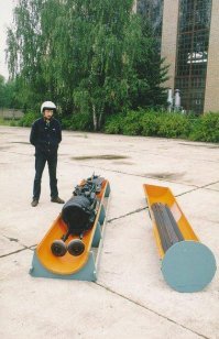 На последней фотографии - вертолёт Ка-56, разработка начала 70-х для ВМФ СССР, с целью эвакуации подводников. В сложенном виде должен помещаться в торпедный аппарат. Раскладывается  за 10 минут. В серию не пошёл из-за недоработок двигателя. Если из современных материалов такой сделать, то будет вещь! 

Технические данные Ка-56:
Экипаж: 1 чел., двигатель: роторно-поршневой ДВС, взлетный вес: 220кг, полезная нагрузка: 110кг, максимальная скорость: 110км/ч, максимальная высота полета: 1700м, дальность полета: 120км.