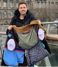 чем заниматься онанизмом с якобы дешевым перелетом, не проще ли купить билет на нормальную АК ?
америки этот  чудак не открыл, нацепить на себя все это и так понятно, но что он будет говорить на личном досмотре ?