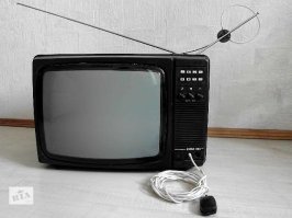 Помню завидовал брату троюродному , у него батя в МИДе работал и привез ему телек "Шилялис" с проводным пультом .Кнопка была одна ,тупо переключала на следующий канал. Но в то время это было круто.