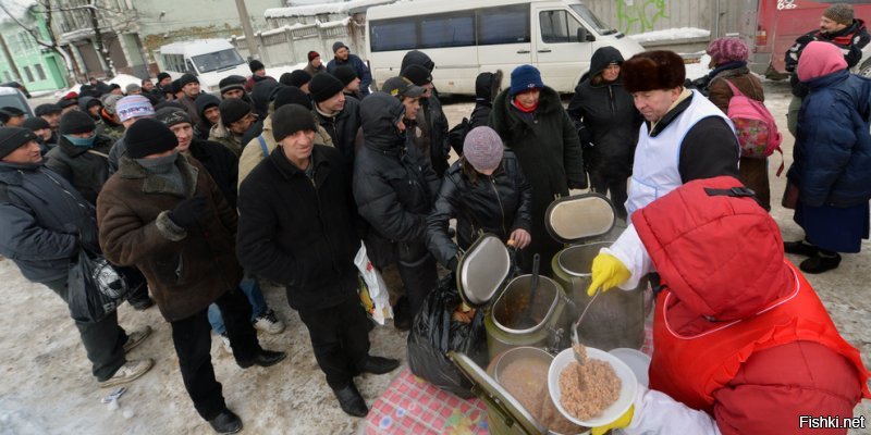 Тяжела и невыносима была жизнь в Совке.  Повсюду очереди понурых и грустных   замученных отсутствием товаров и демократии людей.  Толи дело при капитализме очереди правильные. Кстати, на выложенных фотографиях  есть граждане из страны "правильного" капитализма - там они стоят в очереди в ночлежку. Попадут в неё не все.