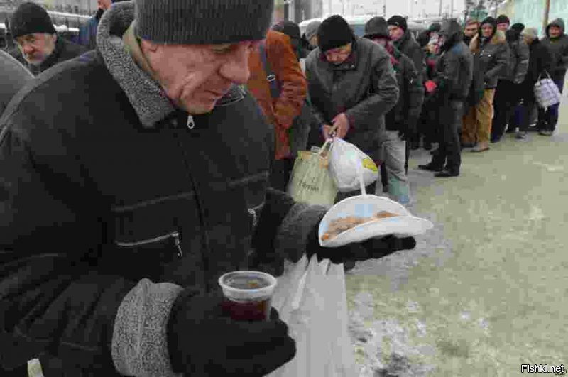 Тяжела и невыносима была жизнь в Совке.  Повсюду очереди понурых и грустных   замученных отсутствием товаров и демократии людей.  Толи дело при капитализме очереди правильные. Кстати, на выложенных фотографиях  есть граждане из страны "правильного" капитализма - там они стоят в очереди в ночлежку. Попадут в неё не все.