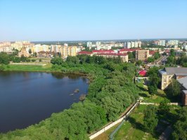 Раменское это не Москва,хоть и Подмосковье.На простой электричке 1 час 15 минут от Казанского вокзала.У меня в Раменском родня,знаю что говорю.По последним данным население 116 000.В принципе провинциальная,неспешная жизнь.