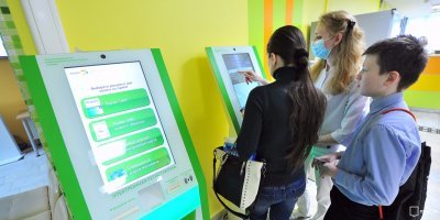 Безобразие.Всегда можно перенести время приёма на ближайшее хотя бы через портал Госуслуг или терминал в поликлинике.Ну а если,как она говорит,вылетело из головы,то кто виноват?Есть же родственники,друзья.Краснодар же не глухомань.Ну а скандалить с врачом не стоило,они и так на нервах.Можно было обратиться в городской департамент здравоохранения в конце концов.Врача не оправдываю.