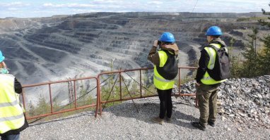 Одноклассник уехал работать на ГОКе в Африку добывать алмазы.Обещали золотые горы.Проклял всё на Свете и вернулся на Костомукшский ГОК.Правда там железная руда.