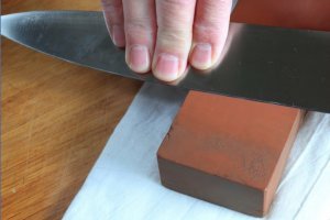 Резать черри ножом-пилой ? Что за извращение ? Наточить нормальный нож никак ?? )))