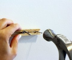 Мужики в таких случаях всегда пассатижами пользуются. 
Но для девочек это лайфхак.