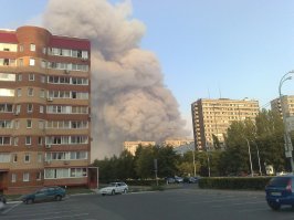 2010 год. Тольятти охвачен лесными пожарами. Как, собственно, и пол страны в то лето.
Прилетал Бе-200. Сделал несколько сбросов и улетел дальше. А Берлусконевская пара самолетов, которые Сильвио дружественно отправил в наш город на помощь, еще несколько дней друг за другом без остановки тушили наш вековой бор...
Резюме: Бе-200, наверное, крут. Но у нас их самих практически нет...