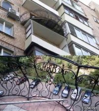 вот тоже Москва, прямо перед демонтажём, и в ожидании штрафа: