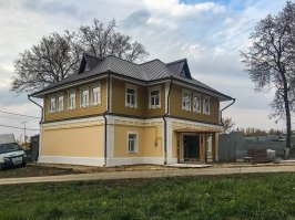 Ошибаешься, это не новодел. Это старый купеческий дом с оштукатуренным первым и обшитым втором этажами. Где глухая стена первого этажа, там был когда то хозяйственный пристрой. На втором много окон, это спальни.