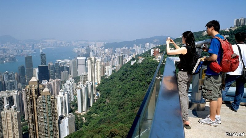 Вот вид на Гонконг с пика Виктория, а то был вид с какого-то дрона