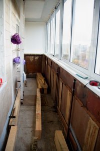 а я балкон запилил
сразу после того как мне установили рамы положил полы, половую доску покрыл морилкой и маслом с воском,  потом  обшил перила декоративными панелями
осталось потолок облагородить и сделать освешение