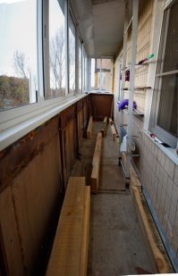 а я балкон запилил
сразу после того как мне установили рамы положил полы, половую доску покрыл морилкой и маслом с воском,  потом  обшил перила декоративными панелями
осталось потолок облагородить и сделать освешение